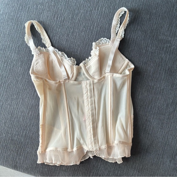 Elegant Lace Trimmed Corset in Cream - Picture 3 of 3